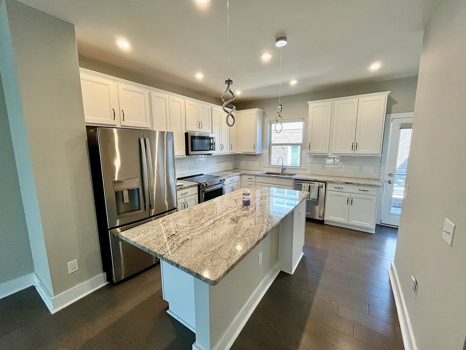 3 bed, 3.5 bath, 1930 sqft, $3,595 — Photo 2