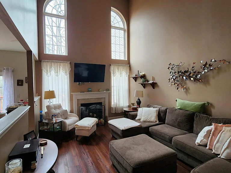 168 Pennsbury Ln — Photo 10