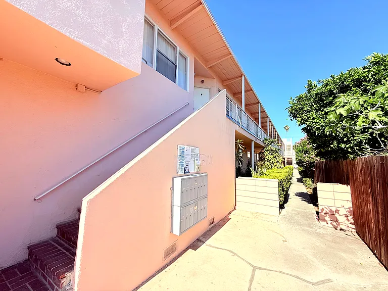 1376 N. Serrano Avenue — Photo 18