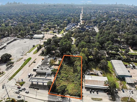 North-to-South view of the lot with Oak Forest East, Downtown, and Galleria in background. Also, Ella Blvd. runs into Shady Acres in the Heights which is an 11-minute drive.