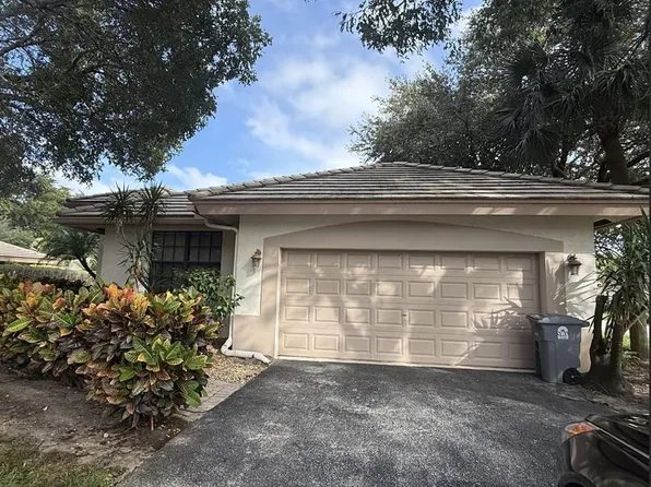 4945 Pine Tree Dr, Boynton Beach, FL 33436