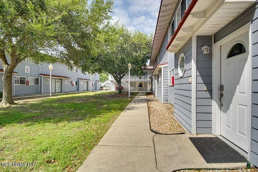 2 bed, 1.5 bath, 985 sqft, $1,700 — Photo 2