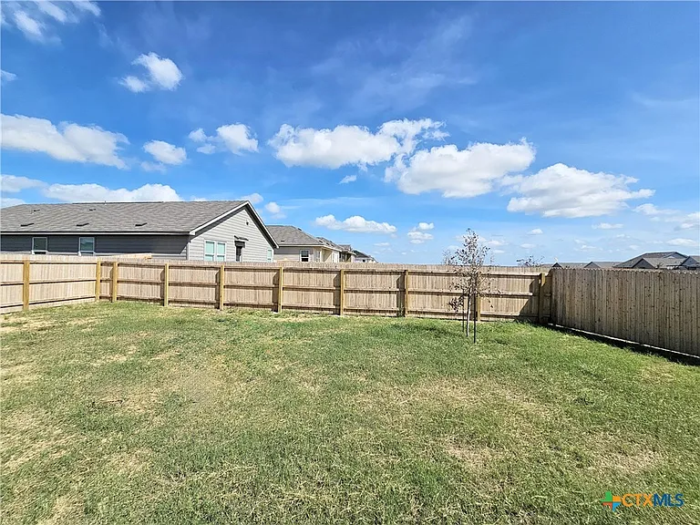805 Riviera Ct — Photo 22