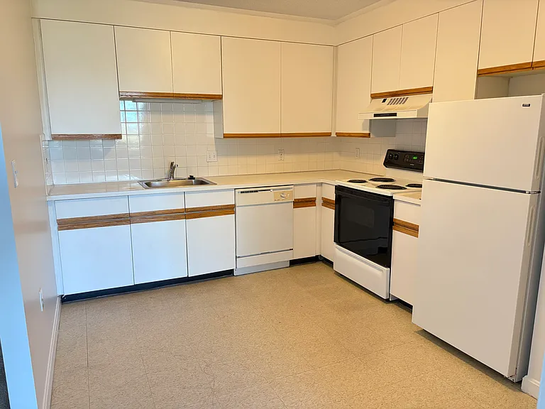Lexington St Apartments — Photo 16