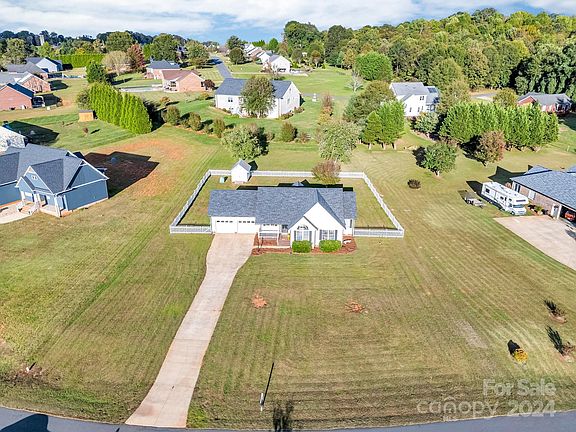 4th image of 2469 Carriage Ln