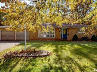 221 Coventry Ln, East Peoria, IL 61611