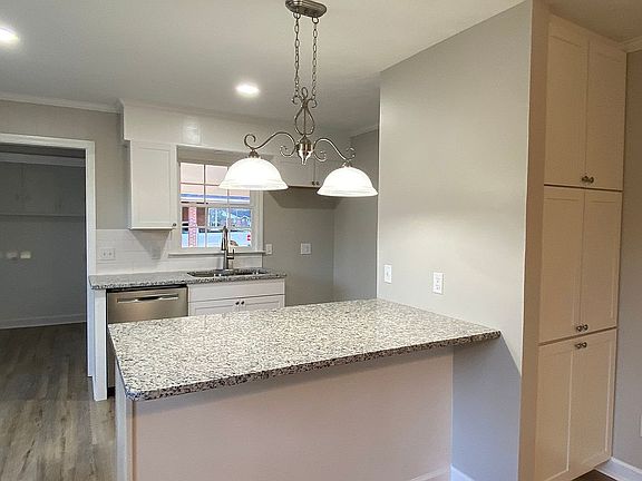 3rd image of 2404 S Rosemary Ave