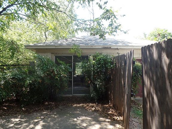 3rd image of 4406 Meadowbrook Dr