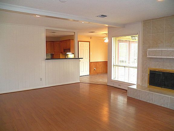  View across the den towards the breakfast & kitchen areas. Convenient serving bar between den & kitchen.