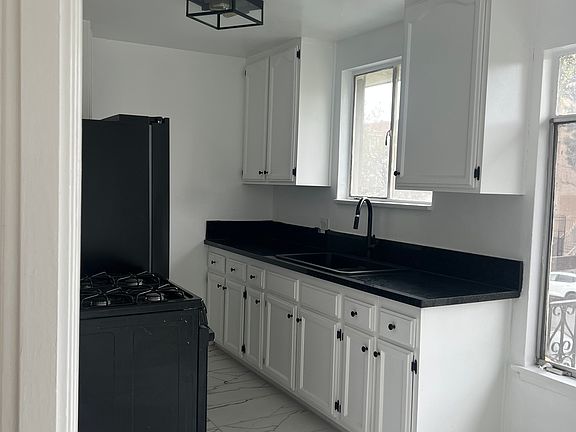 4th image of 444 S Manhattan Pl APT 2