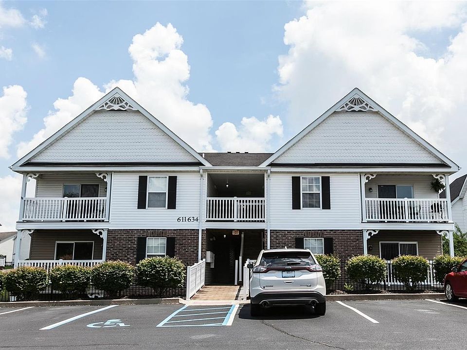 Upper level condo unit located in desirable Bella Vista community & features vaulted ceiling, ceiling fans, updated lighting, wo