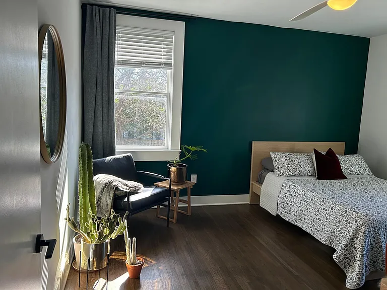Guest room with queen bed and desk