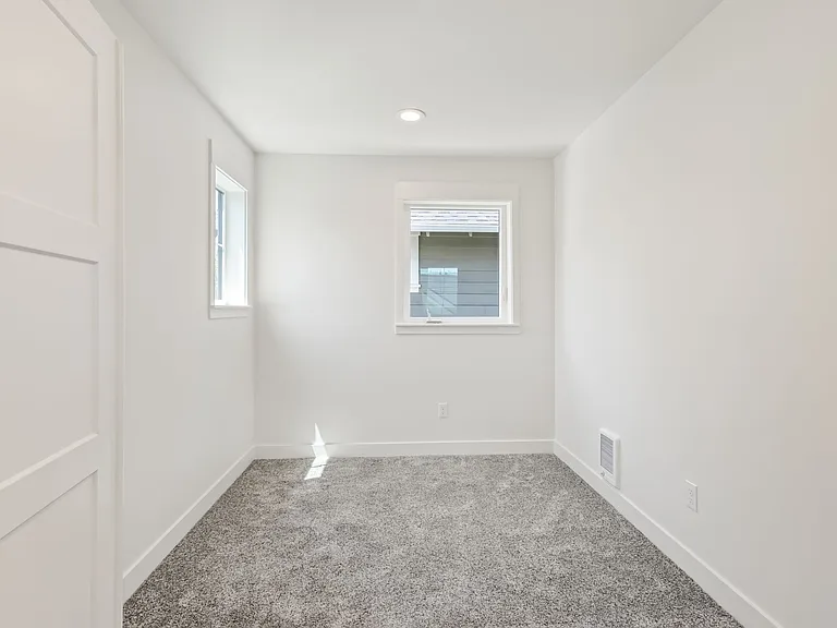 988 E Black Butte Ave — Photo 7
