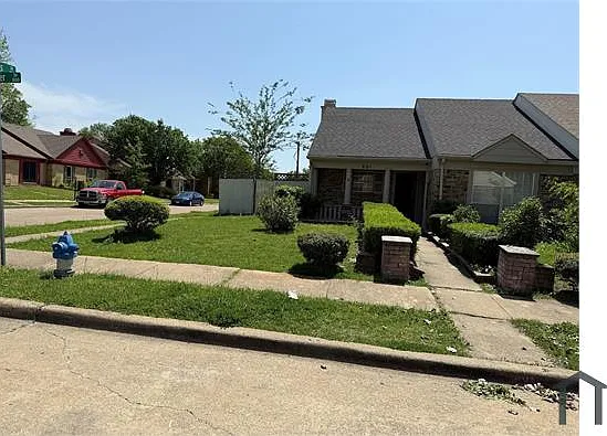 801 Colchester Dr — Photo 2