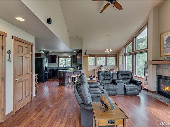 3rd image of 530 Yarrow Pl