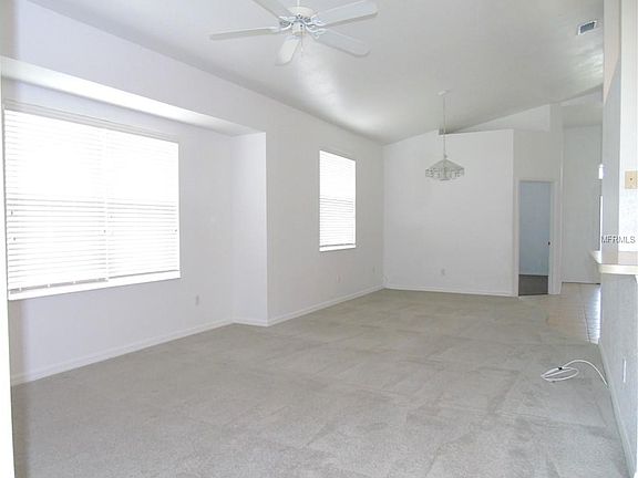 3rd image of 1325 Hedgewood Cir