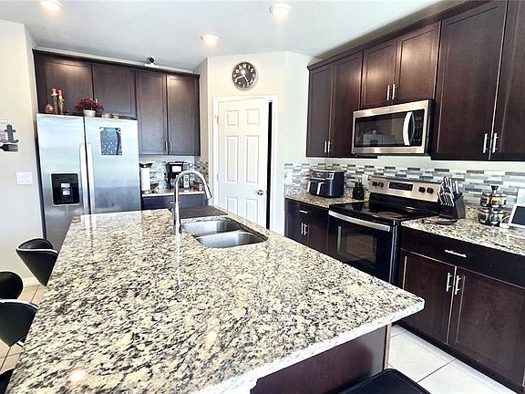 5th image of 909 Cambridge Dr