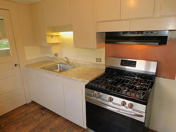4th image of 1020 W Holly St