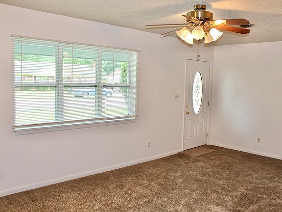 5th image of 422 E Gaywood St