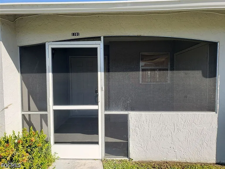 1101 SW 48th Ter — Photo 2
