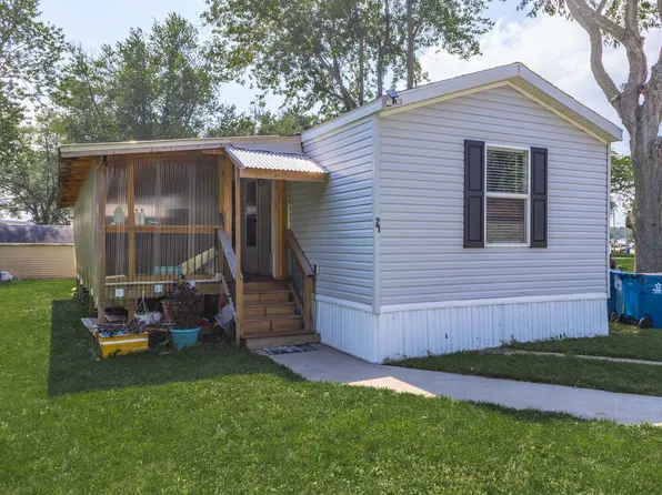 27 Village Ave, Pontiac, IL 61764