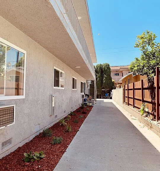 1163 N Raymond Ave #6 — Photo 22