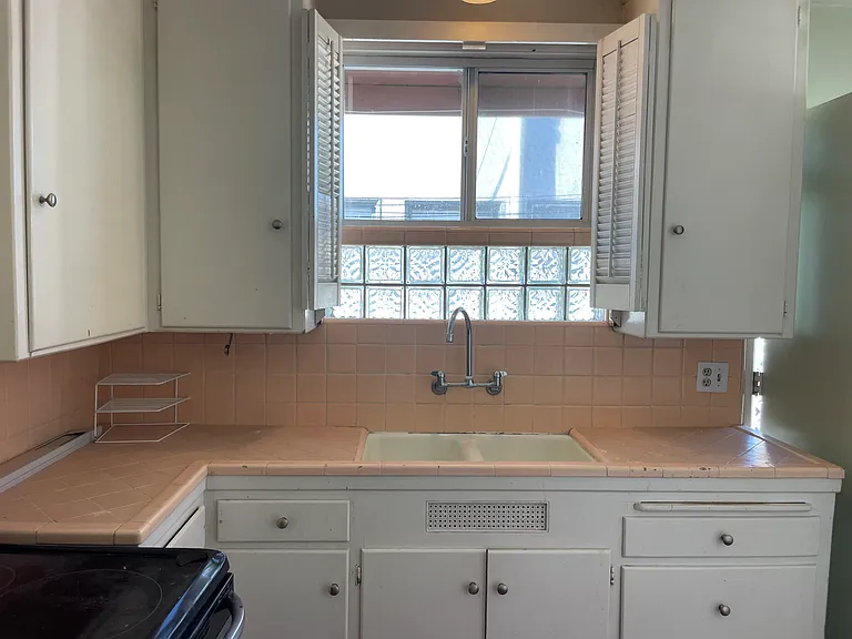 15 Cerritos Ave — Photo 1