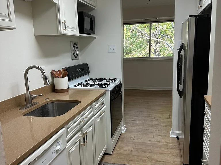 217 Victor Pkwy #G — Photo 8