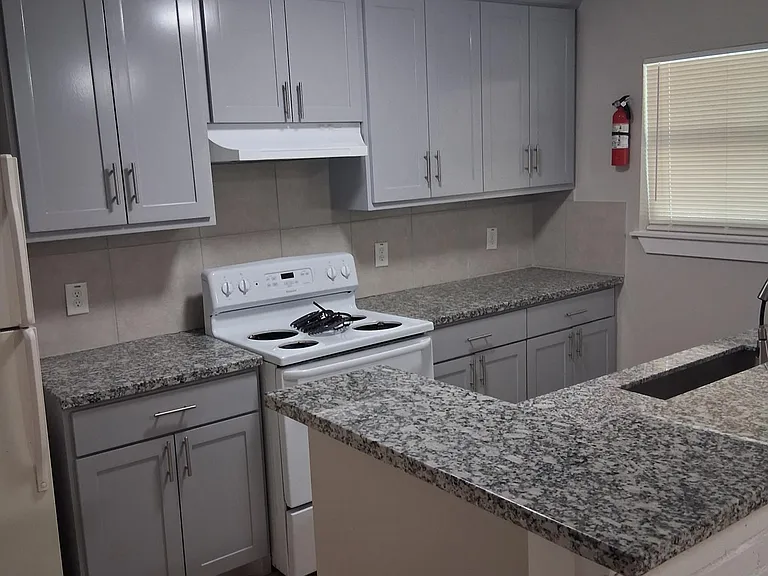 Leonora Apartments — Photo 14