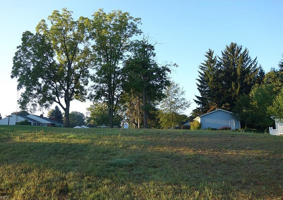 2nd image of Maple St W