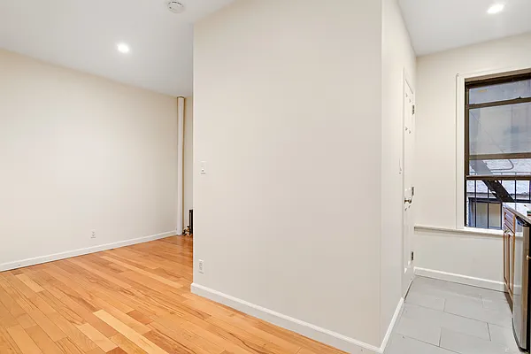 Rented by Safdie Realty Group | media 2