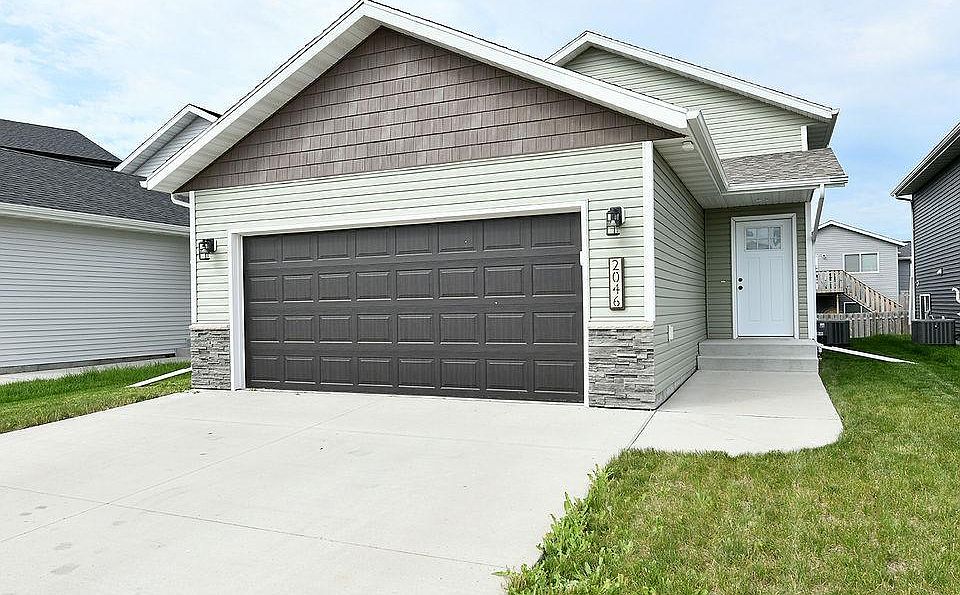 1st image of 2046 11th St W