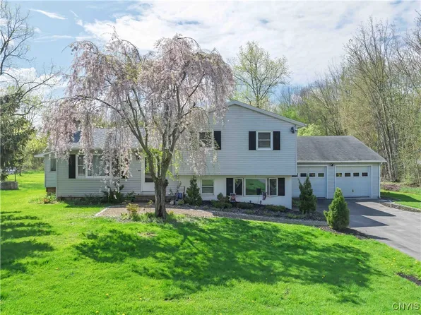 5 Flood Dr, Fulton, NY 13069