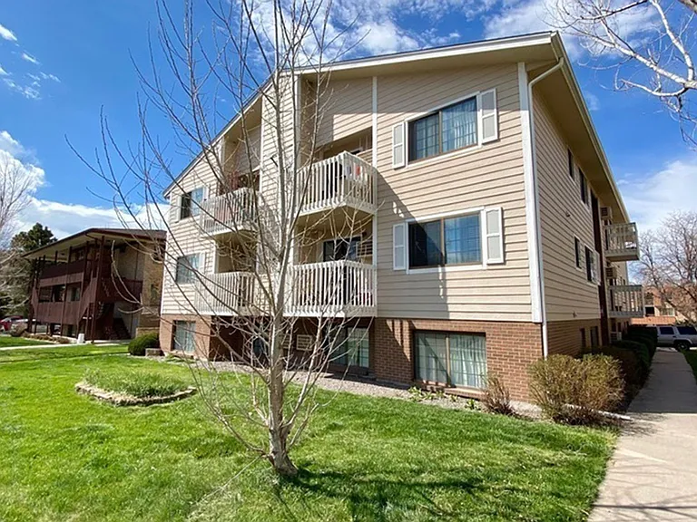 551 W Prentice Ave — Photo 2