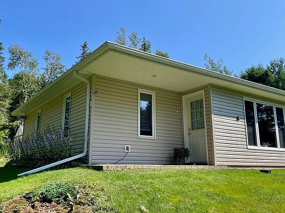 5th image of 943 Rattenbury Rd