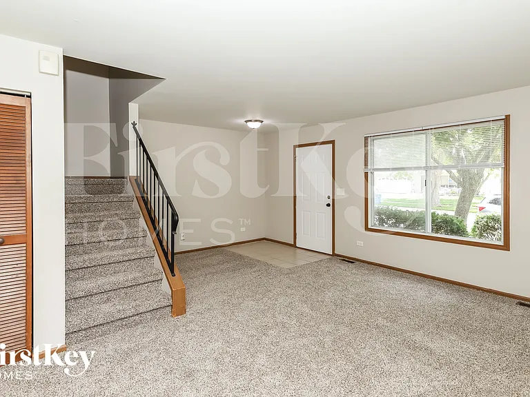 1045 Camden Ln — Photo 2