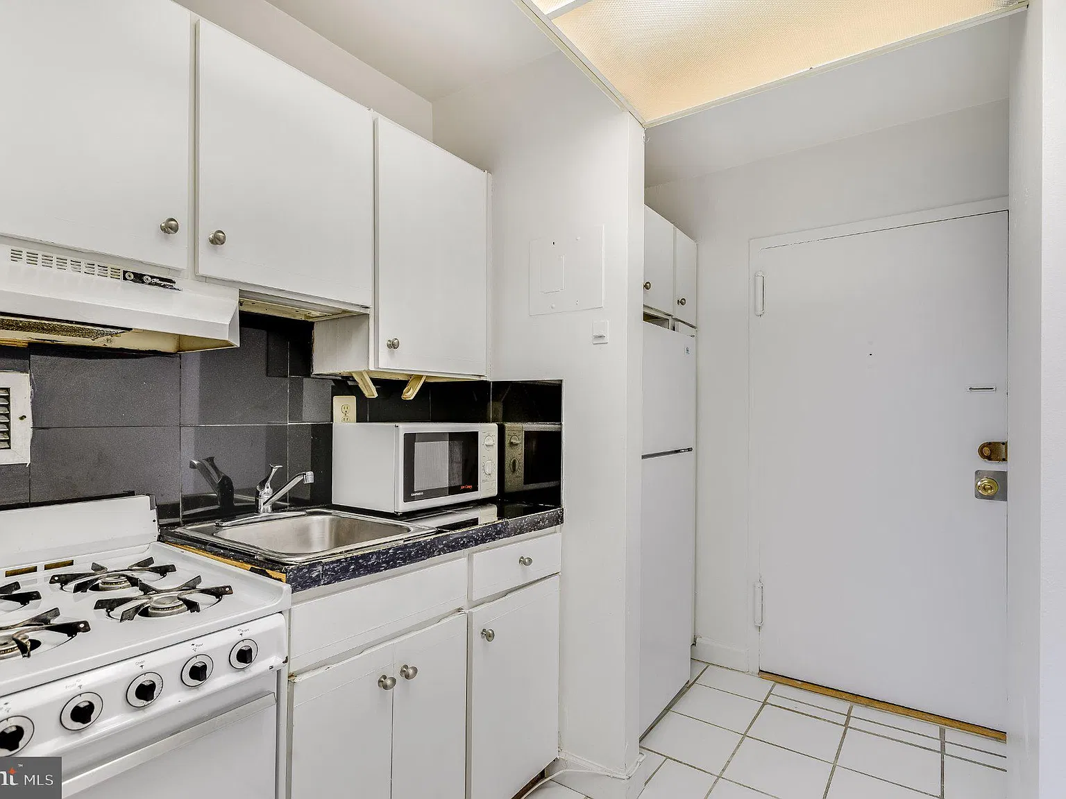 Studio, 1.0 bath, 401 sqft, $1,900 — Photo 3