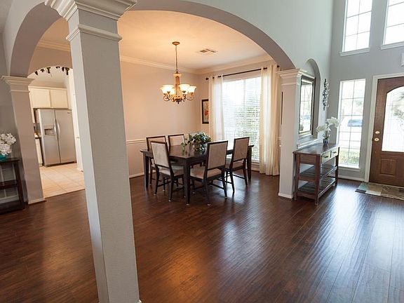 3rd image of 814 Rock Springs Dr