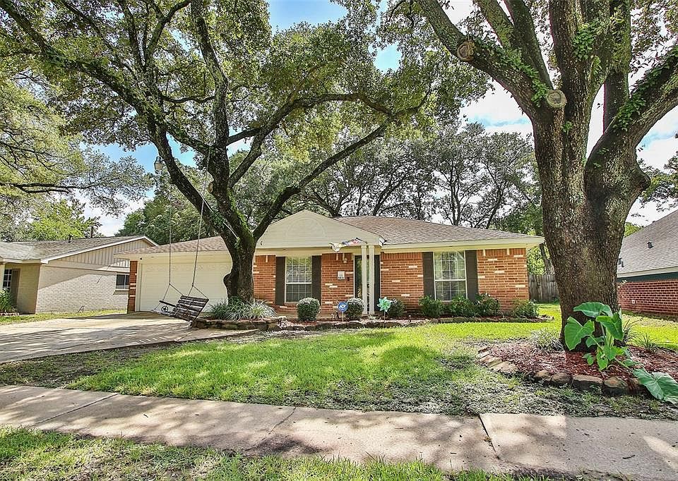 Great home with your own incredible backyard paradise! Split plan with upgrades throughout!