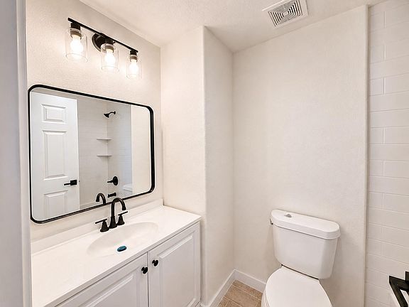 4th image of 4107 Lark Ln #6