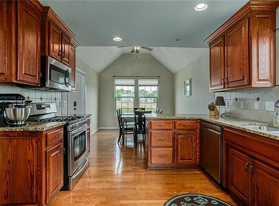 5th image of 11147 Nogard Ave