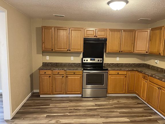 3rd image of 208 W Pecan St