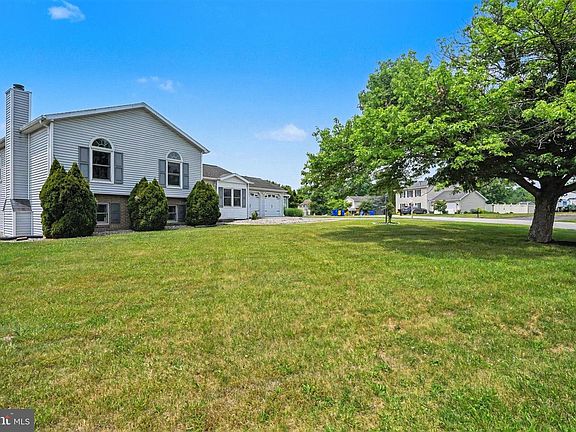 3rd image of 43 Wheatfield Dr
