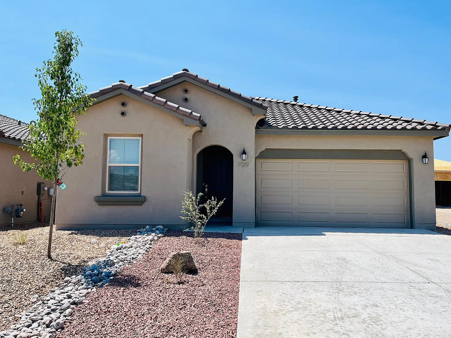 4 bed, 1929 sqft, $2,800 — Photo 1