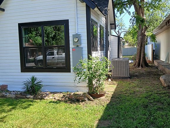 4th image of 208 E 9th St