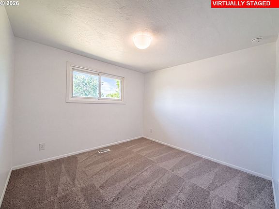 2nd image of 220 NE Cambridge Cir