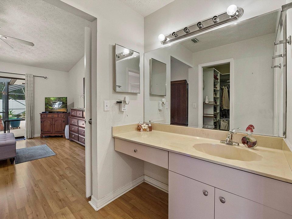 1st image of 799 SE Fallon Drive