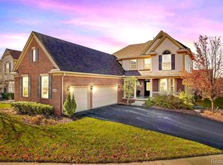 385 Franklin Lake Cir, Oxford, MI 48371