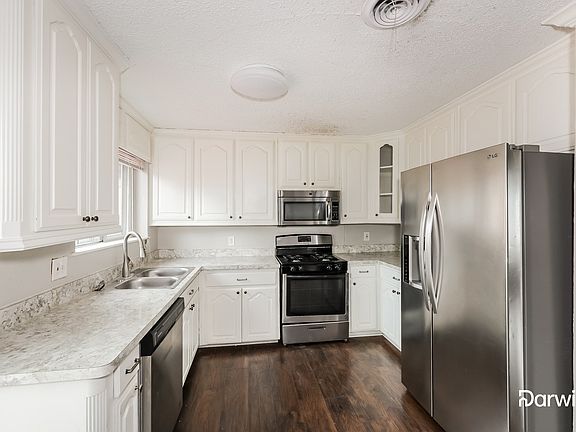 3rd image of 4809 Laurel Ln