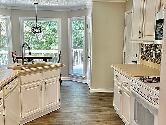 5th image of 405 Middle Valley Ln